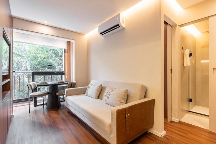 Salle de séjour élégante avec mobilier moderne dans un appartement à Building Rua Cardeal Arcoverde - aluhubs - 1633008 à Pinheiros, São Paulo Salle de séjour élégante avec mobilier moderne dans un appartement à Building Rua Cardeal Arcoverde - aluhubs - 1633008 à Pinheiros, São Paulo