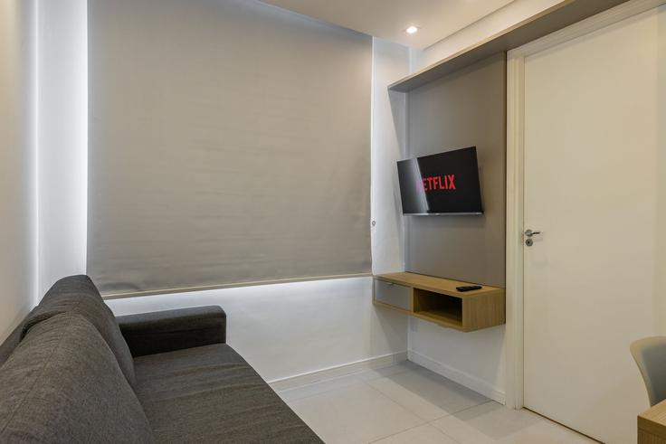 Sala de estar elegantemente projetada com móveis modernos em um apartamento no Building Avenida Mário Lopes Leão - aluhubs - 1633153 em Jardim Dom Bosco, São Paulo Sala de estar elegantemente projetada com móveis modernos em um apartamento no Building Avenida Mário Lopes Leão - aluhubs - 1633153 em Jardim Dom Bosco, São Paulo