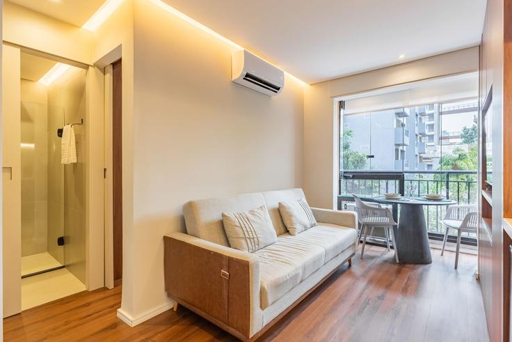 Salle de séjour élégante avec mobilier moderne dans un appartement à Building Rua Cardeal Arcoverde - aluhubs - 1633009 à Pinheiros, São Paulo Salle de séjour élégante avec mobilier moderne dans un appartement à Building Rua Cardeal Arcoverde - aluhubs - 1633009 à Pinheiros, São Paulo
