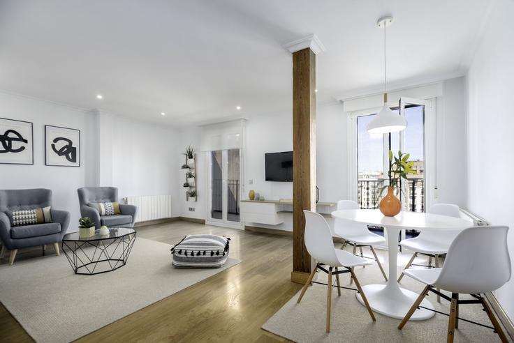 Sala de estar elegantemente projetada com móveis modernos em um apartamento no Building De Biteri Plaza - always-easy-sl - 1345367 em Donostia / San Sebastián, Donostia / San Sebastián