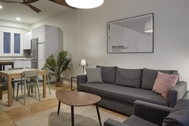 Salle de séjour élégante avec mobilier moderne dans un appartement à Building Usandizaga Kalea - always-easy-sl - 1352345 à Donostia / San Sebastián, Donostia / San Sebastián Salle de séjour élégante avec mobilier moderne dans un appartement à Building Usandizaga Kalea - always-easy-sl - 1352345 à Donostia / San Sebastián, Donostia / San Sebastián