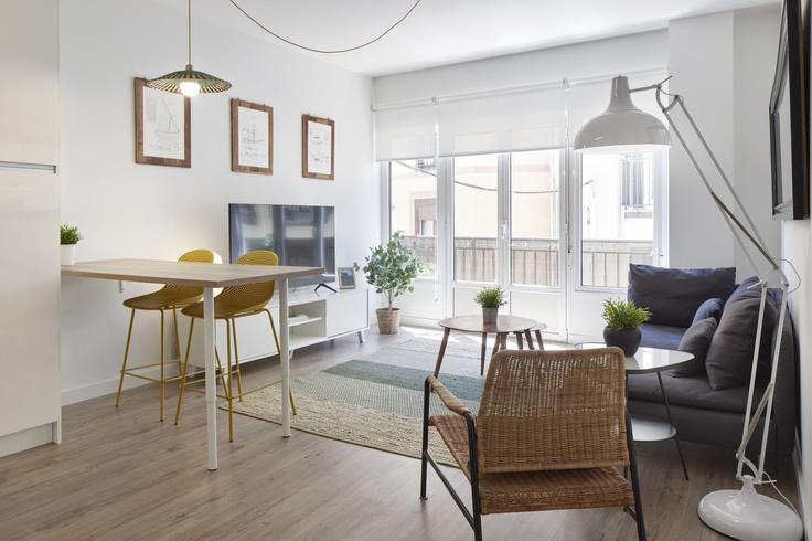 Salle de séjour élégante avec mobilier moderne dans un appartement à Building San Blas Kalea - always-easy-sl - 1345364 à Donostia / San Sebastián, Donostia / San Sebastián Salle de séjour élégante avec mobilier moderne dans un appartement à Building San Blas Kalea - always-easy-sl - 1345364 à Donostia / San Sebastián, Donostia / San Sebastián