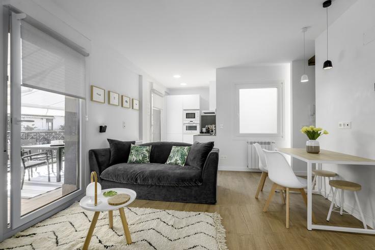 Sala de estar elegantemente projetada com móveis modernos em um apartamento no Building Larramendi Kalea - always-easy-sl - 1352339 em Donostia / San Sebastián, Donostia / San Sebastián