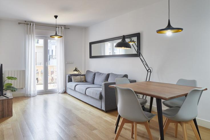 Salle de séjour élégante avec mobilier moderne dans un appartement à Building Karkizano Kalea - always-easy-sl - 1345362 à Donostia / San Sebastián, Donostia / San Sebastián Salle de séjour élégante avec mobilier moderne dans un appartement à Building Karkizano Kalea - always-easy-sl - 1345362 à Donostia / San Sebastián, Donostia / San Sebastián