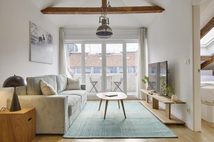 Elegante sala de estar con mobiliario moderno en un apartamento en Building Elkano Kalea - always-easy-sl - 1352333 en Donostia / San Sebastián, Donostia / San Sebastián