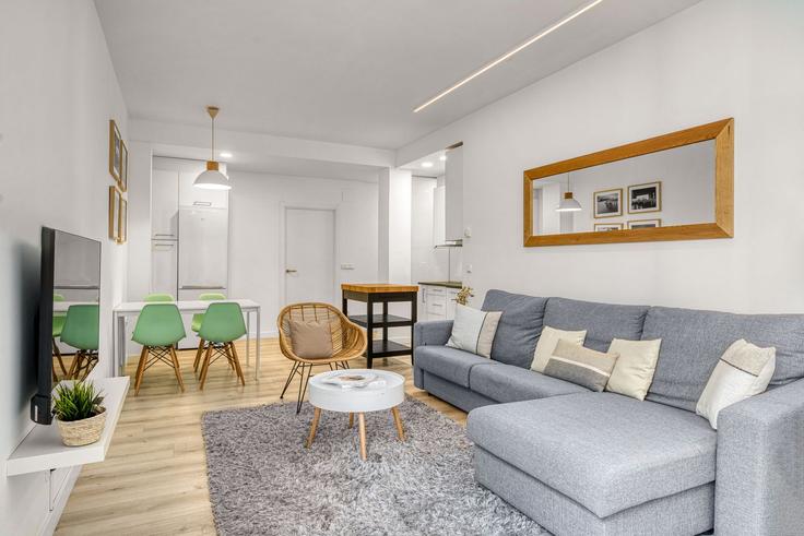 Salle de séjour élégante avec mobilier moderne dans un appartement à Building Arroka Kalea - always-easy-sl - 1352330 à Donostia / San Sebastián, Donostia / San Sebastián Salle de séjour élégante avec mobilier moderne dans un appartement à Building Arroka Kalea - always-easy-sl - 1352330 à Donostia / San Sebastián, Donostia / San Sebastián