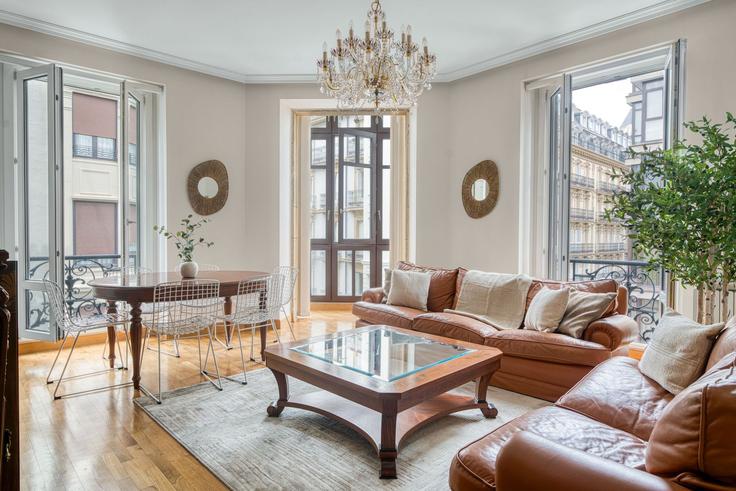 Salle de séjour élégante avec mobilier moderne dans un appartement à Building San Martzial Kalea - always-easy-sl - 1352336 à Donostia / San Sebastián, Donostia / San Sebastián Salle de séjour élégante avec mobilier moderne dans un appartement à Building San Martzial Kalea - always-easy-sl - 1352336 à Donostia / San Sebastián, Donostia / San Sebastián