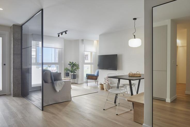 Donostia / San Sebastián Donostia / San SebastiánのBuilding Del Padre Claret Plaza - always-easy-sl - 1345369のアパートメントにある、モダンな家具を備えたエレガントなデザインのリビングルーム