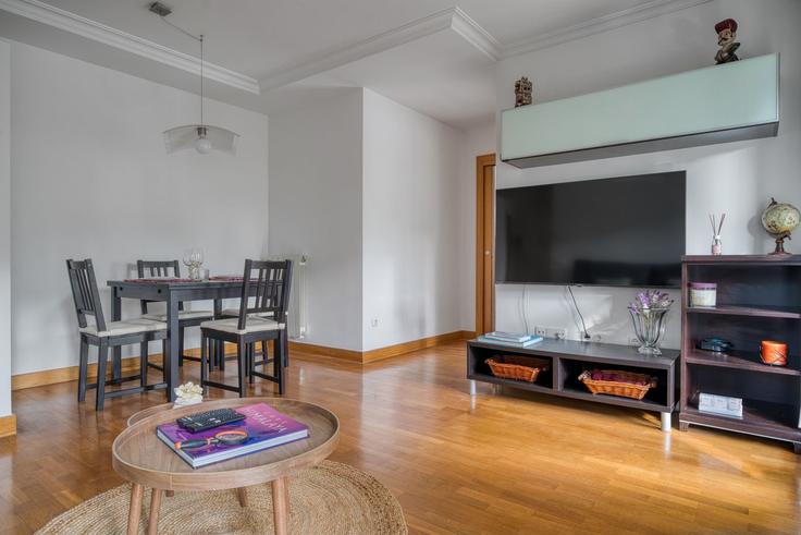 Elegante sala de estar con mobiliario moderno en un apartamento en Building Xabier Lizardi Kalea - always-easy-sl - 1352335 en Donostia / San Sebastián, Donostia / San Sebastián