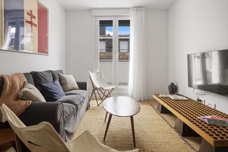 Donostia / San Sebastián Donostia / San SebastiánのBuilding San Francisco Kalea - always-easy-sl - 1352343のアパートメントにある、モダンな家具を備えたエレガントなデザインのリビングルーム