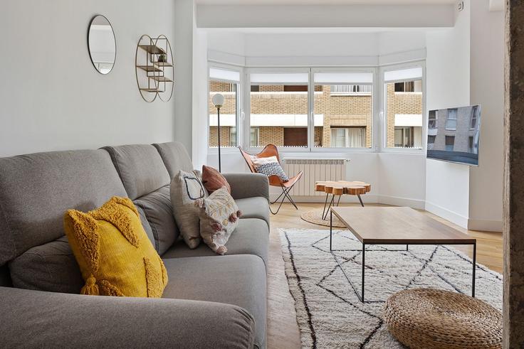 Donostia / San Sebastián Donostia / San SebastiánのBuilding Nafarroa Hiribidea - always-easy-sl - 1352344のアパートメントにある、モダンな家具を備えたエレガントなデザインのリビングルーム
