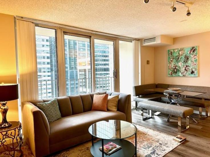 Sala de estar elegantemente projetada com móveis modernos em um apartamento no Building North Dearborn Street - aly-hospitality - 1294898 - CHI em Chicago, Chicago Sala de estar elegantemente projetada com móveis modernos em um apartamento no Building North Dearborn Street - aly-hospitality - 1294898 - CHI em Chicago, Chicago