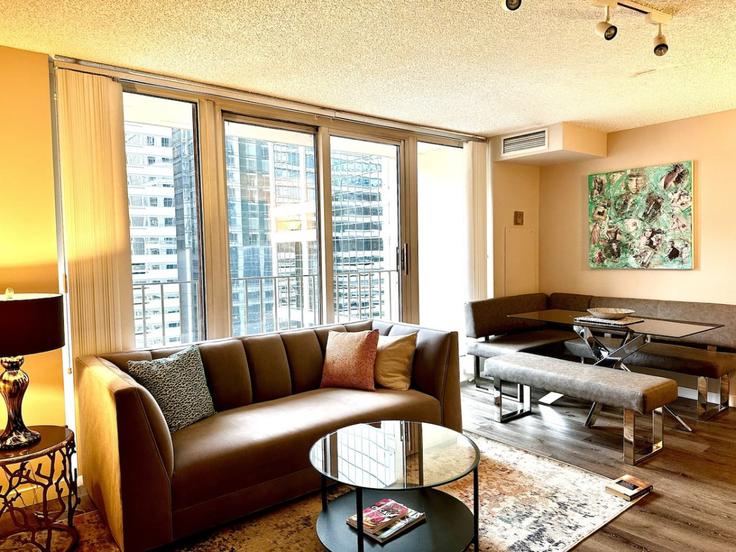 Building West Wacker Drive - aly-hospitality - 1294900 - CHI adresindeki bir dairede modern mobilyalarla zarif bir şekilde tasarlanmış oturma odası Chicago, Chicago Building West Wacker Drive - aly-hospitality - 1294900 - CHI adresindeki bir dairede modern mobilyalarla zarif bir şekilde tasarlanmış oturma odası Chicago, Chicago