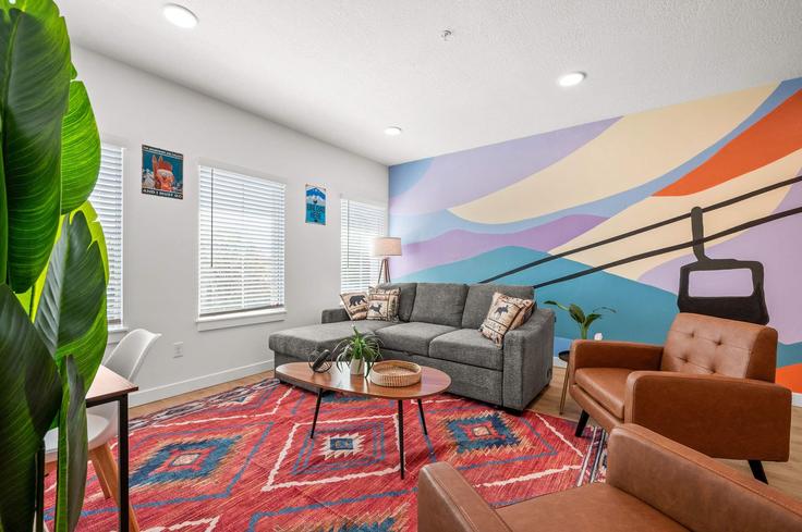 Building Merrimac Avenue - am-group - 1644474 adresindeki bir dairede modern mobilyalarla zarif bir şekilde tasarlanmış oturma odası Salt Lake City, Salt Lake City Building Merrimac Avenue - am-group - 1644474 adresindeki bir dairede modern mobilyalarla zarif bir şekilde tasarlanmış oturma odası Salt Lake City, Salt Lake City
