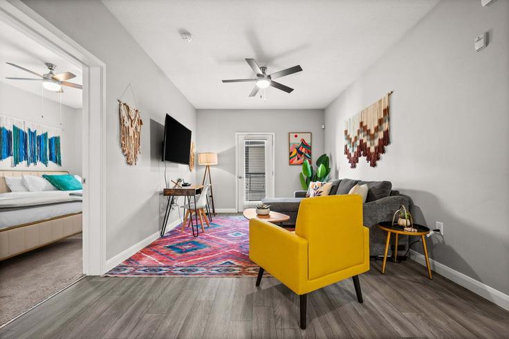 Sala de estar elegantemente projetada com móveis modernos em um apartamento no Building South 600 East - am-group - 1644498 em Salt Lake City, Salt Lake City Sala de estar elegantemente projetada com móveis modernos em um apartamento no Building South 600 East - am-group - 1644498 em Salt Lake City, Salt Lake City