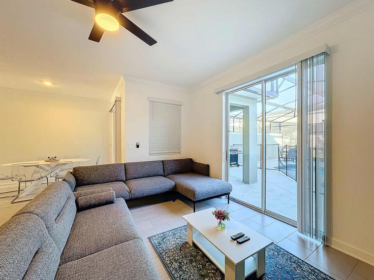 Elegante sala de estar con mobiliario moderno en un apartamento en Building Scrapbook Street - amazing-home - 1315020 - MCO en Kissimmee, Kissimmee