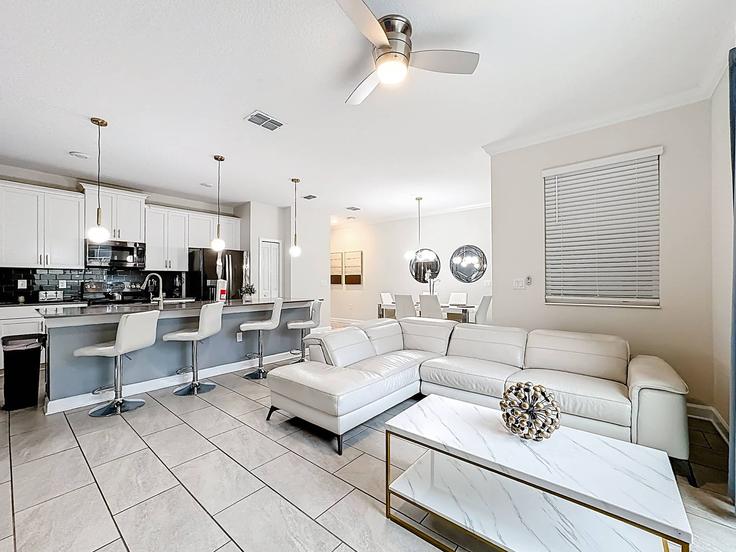 Four Corners Four CornersのBuilding Challenge Drive - amazing-home - 1359580のアパートメントにある、モダンな家具を備えたエレガントなデザインのリビングルーム