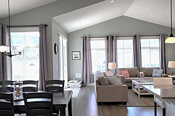 Salle de séjour élégante avec mobilier moderne dans un appartement à Building Radio Tower Road - ambria-vacations - 1521978 à Osoyoos, Osoyoos Salle de séjour élégante avec mobilier moderne dans un appartement à Building Radio Tower Road - ambria-vacations - 1521978 à Osoyoos, Osoyoos