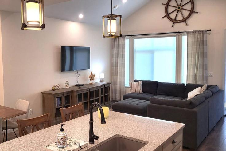 Elegante sala de estar con mobiliario moderno en un apartamento en Building Radio Tower Road - ambria-vacations - 1521992 en Osoyoos, Osoyoos