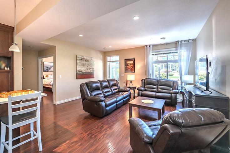 Elegante sala de estar con mobiliario moderno en un apartamento en Building Radio Tower Road - ambria-vacations - 1522000 en Osoyoos, Osoyoos