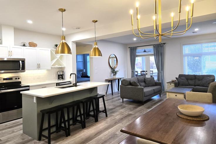 Elegante sala de estar con mobiliario moderno en un apartamento en Building Stelkia Road - ambria-vacations - 1522005 en Osoyoos, Osoyoos