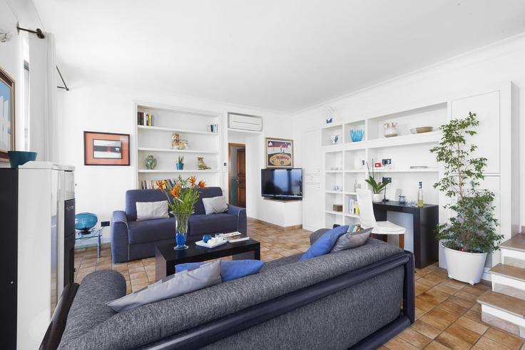 Salle de séjour élégante avec mobilier moderne dans un appartement à Building Via dei Campi - amore-rentals - 1335237 à Massa Lubrense, Massa Lubrense