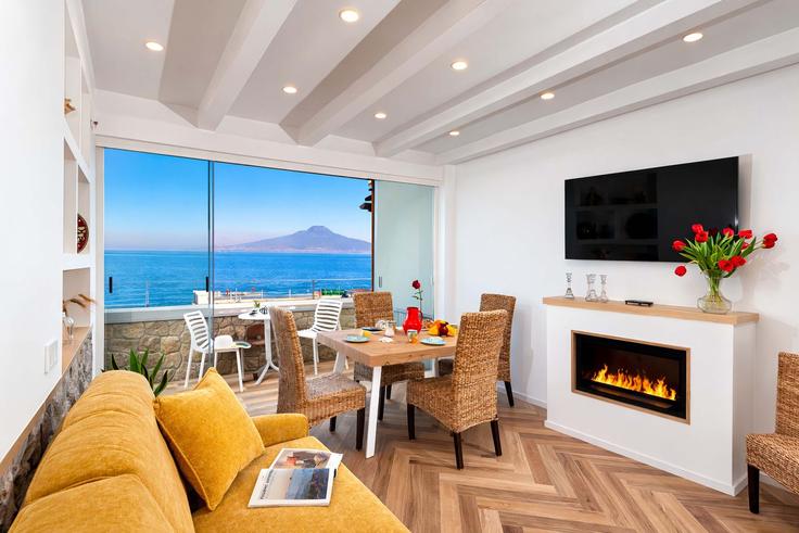 Salle de séjour élégante avec mobilier moderne dans un appartement à Building Via Marina Grande - amore-rentals - 1524328 à Sorrento, Sorrento