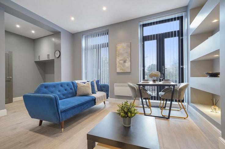 London Borough of Ealing, London에 위치한 Building Drayton Road - amstays-ltd - 1366745 유닛의 세련된 인테리어가 돋보이는 거실