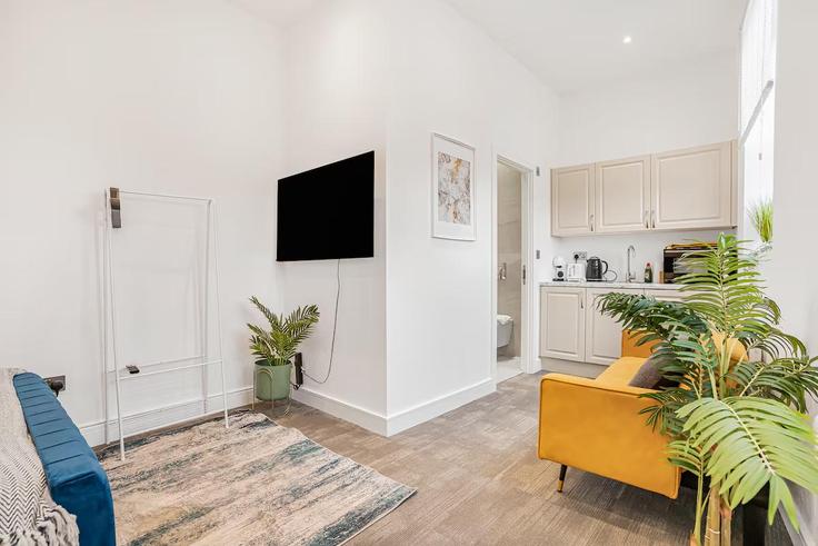 Elegant gestaltetes Wohnzimmer mit moderner Einrichtung in einer Wohnung im Building Station Road - amstays-ltd - 1369925 in South Oxfordshire District, Didcot