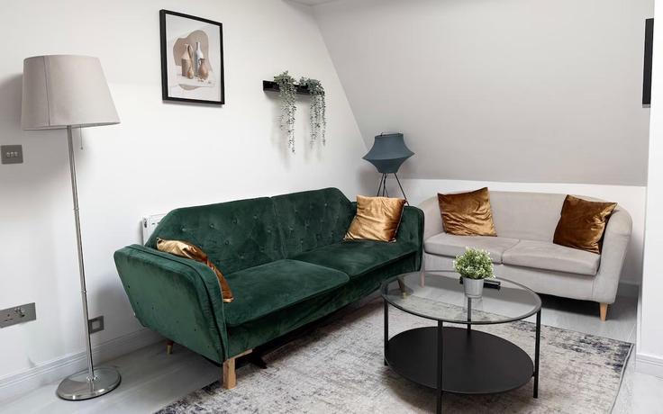 Elegant gestaltetes Wohnzimmer mit moderner Einrichtung in einer Wohnung im Building King Alfred Drive - amstays-ltd - 1369918 in South Oxfordshire District, Didcot