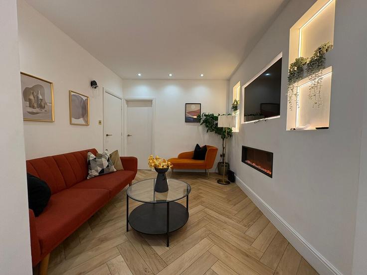 Elegant gestaltetes Wohnzimmer mit moderner Einrichtung in einer Wohnung im Building Weedington Road - amstays-ltd - 1502844 in London Borough of Camden, London