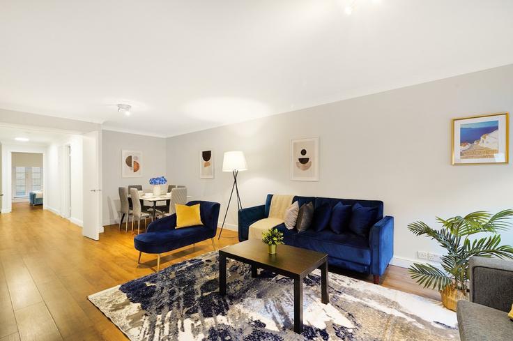 Elegante sala de estar con mobiliario moderno en un apartamento en Building Mortimer Crescent - amstays-ltd - 1366742 en London Borough of Camden, London