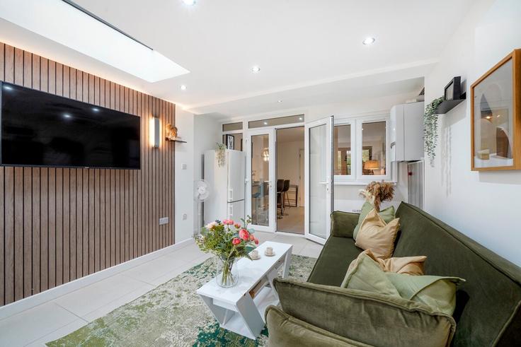 Elegant gestaltetes Wohnzimmer mit moderner Einrichtung in einer Wohnung im Building Maple Grove - amstays-ltd - 1369924 in London Borough of Ealing, London