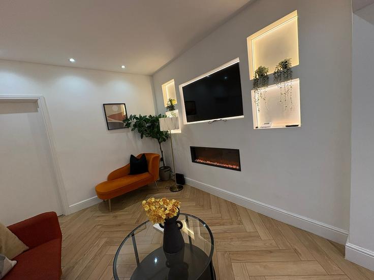 Sala de estar elegantemente projetada com móveis modernos em um apartamento no Building Weedington Road - amstays-ltd - 1502844 em London Borough of Camden, London Sala de estar elegantemente projetada com móveis modernos em um apartamento no Building Weedington Road - amstays-ltd - 1502844 em London Borough of Camden, London