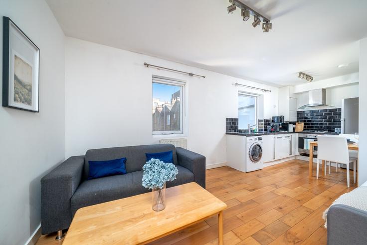 Sala de estar elegantemente projetada com móveis modernos em um apartamento no Building Collett Road - amstays-ltd - 1515258 em London Borough of Southwark, London