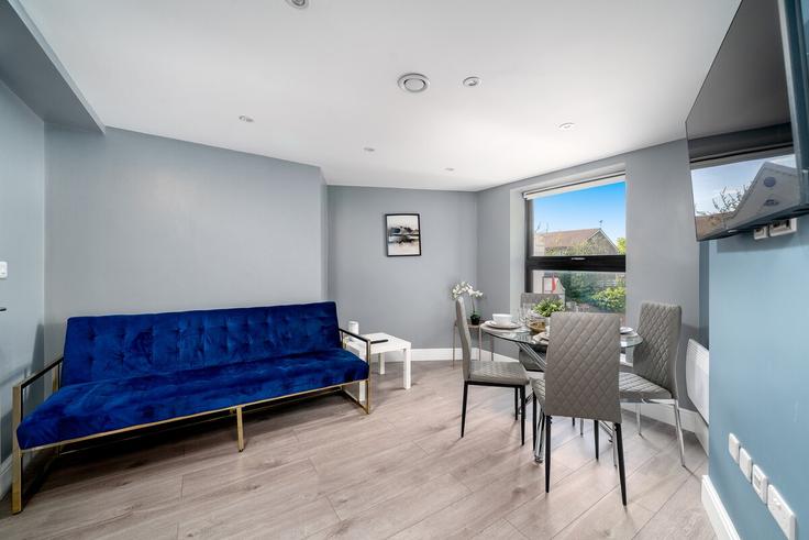 London London Borough of EalingのBuilding Argyle Road - amstays-ltd - 1529216のアパートメントにある、モダンな家具を備えたエレガントなデザインのリビングルーム
