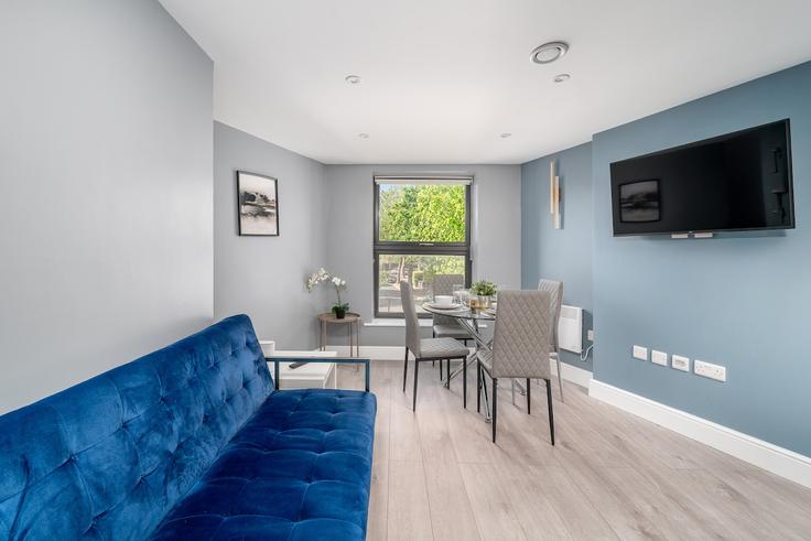 Sala de estar elegantemente projetada com móveis modernos em um apartamento no Building Argyle Road - amstays-ltd - 1529216 em London Borough of Ealing, London