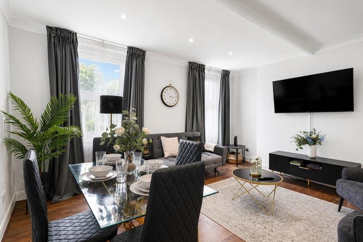 Salle de séjour élégante avec mobilier moderne dans un appartement à Building Saint Mary Abbot's Place - amstays-ltd - 1542494 à Royal Borough of Kensington and Chelsea, London