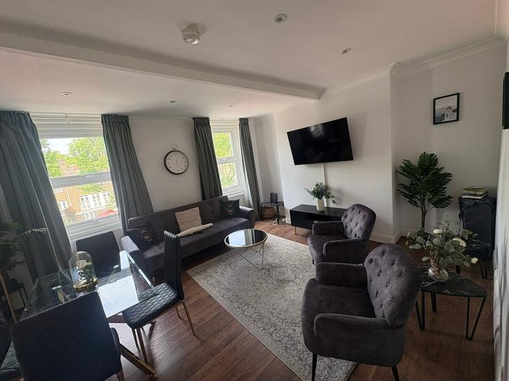 Salle de séjour élégante avec mobilier moderne dans un appartement à Building Saint Mary Abbot's Place - amstays-ltd - 1542494 à Royal Borough of Kensington and Chelsea, London