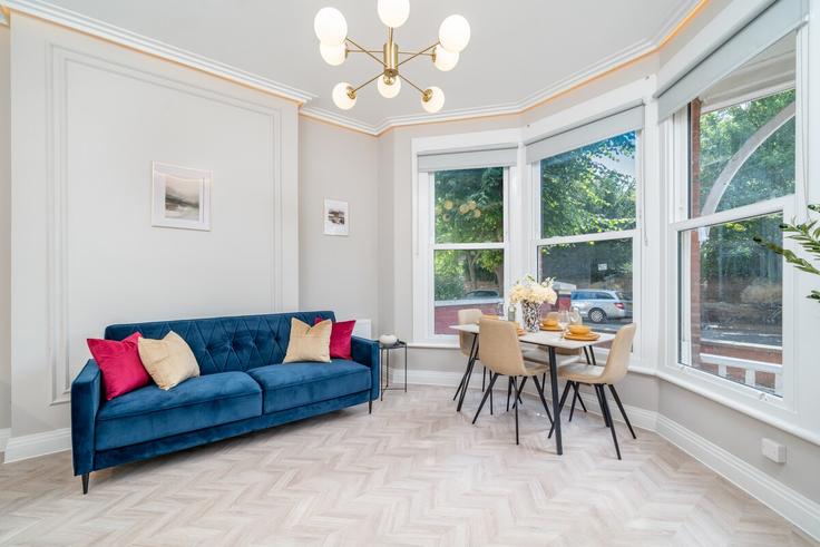 London Borough of Ealing, London에 위치한 Building Eastbourne Avenue - amstays-ltd - 1582853 유닛의 세련된 인테리어가 돋보이는 거실 London Borough of Ealing, London에 위치한 Building Eastbourne Avenue - amstays-ltd - 1582853 유닛의 세련된 인테리어가 돋보이는 거실