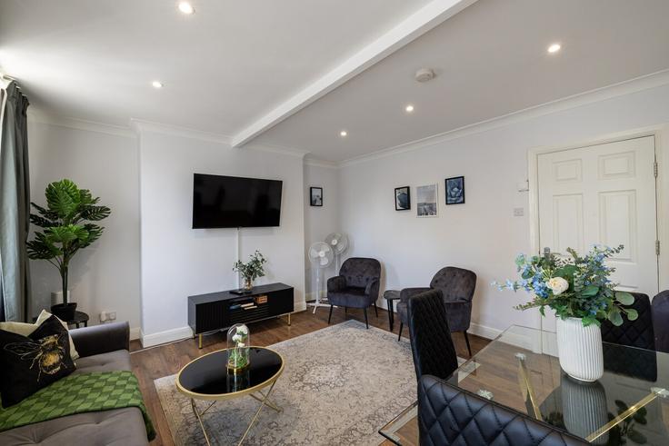 Elegant gestaltetes Wohnzimmer mit moderner Einrichtung in einer Wohnung im Building Kensington High Street - amstays-ltd - 1587730 in Royal Borough of Kensington and Chelsea, London Elegant gestaltetes Wohnzimmer mit moderner Einrichtung in einer Wohnung im Building Kensington High Street - amstays-ltd - 1587730 in Royal Borough of Kensington and Chelsea, London