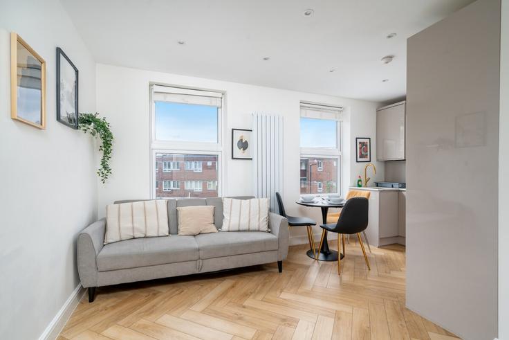 Elegant gestaltetes Wohnzimmer mit moderner Einrichtung in einer Wohnung im Building Grafton Road - amstays-ltd - 1588024 in London Borough of Camden, London Elegant gestaltetes Wohnzimmer mit moderner Einrichtung in einer Wohnung im Building Grafton Road - amstays-ltd - 1588024 in London Borough of Camden, London