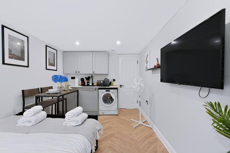 Elegante sala de estar con mobiliario moderno en un apartamento en Building Hambro Road - amstays-ltd - 1610301 en London Borough of Lambeth, London