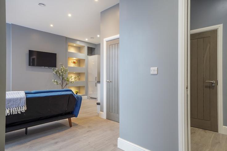 Elegant gestaltetes Wohnzimmer mit moderner Einrichtung in einer Wohnung im Building Drayton Road - amstays-ltd - 1366745 in London Borough of Ealing, London