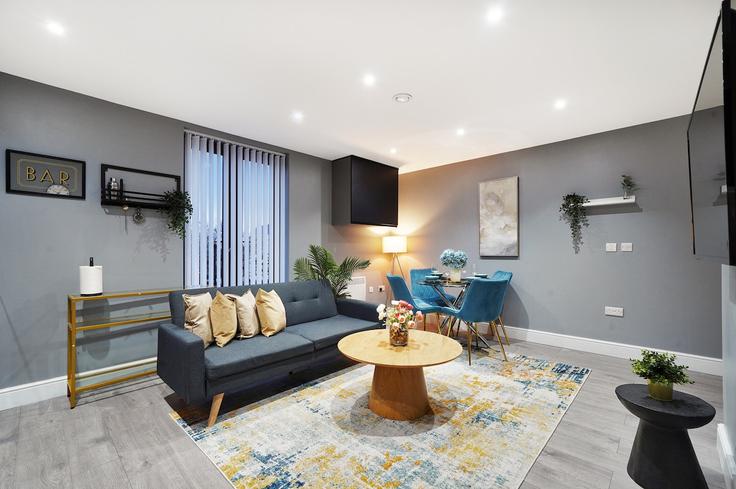 Elegant gestaltetes Wohnzimmer mit moderner Einrichtung in einer Wohnung im Building Argyle Road - amstays-ltd - 1366744 in London Borough of Ealing, London