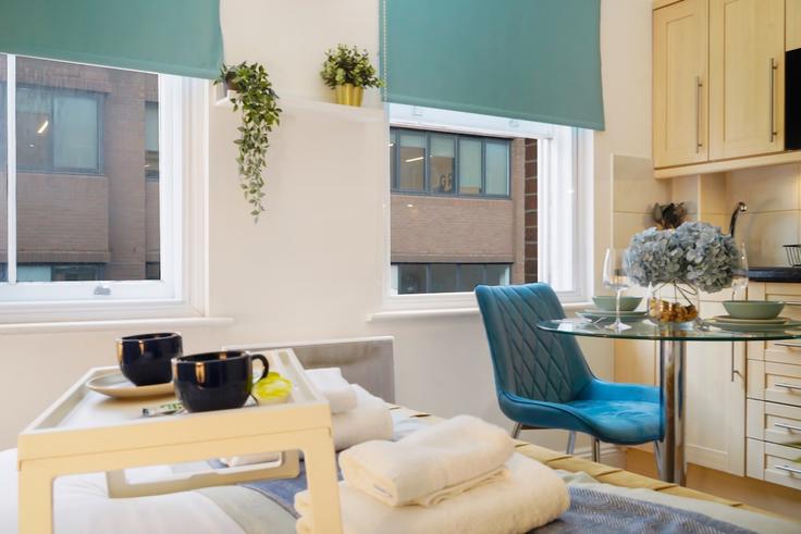 City of London, London에 위치한 Building Aldersgate Street - amstays-ltd - 1366737 유닛의 세련된 인테리어가 돋보이는 거실 City of London, London에 위치한 Building Aldersgate Street - amstays-ltd - 1366737 유닛의 세련된 인테리어가 돋보이는 거실
