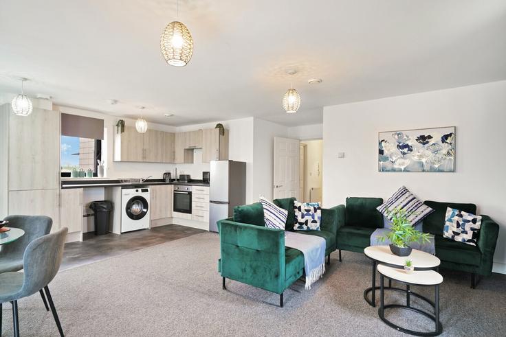 Slough SloughのBuilding London Road - amstays-ltd - 1499975のアパートメントにある、モダンな家具を備えたエレガントなデザインのリビングルーム Slough SloughのBuilding London Road - amstays-ltd - 1499975のアパートメントにある、モダンな家具を備えたエレガントなデザインのリビングルーム