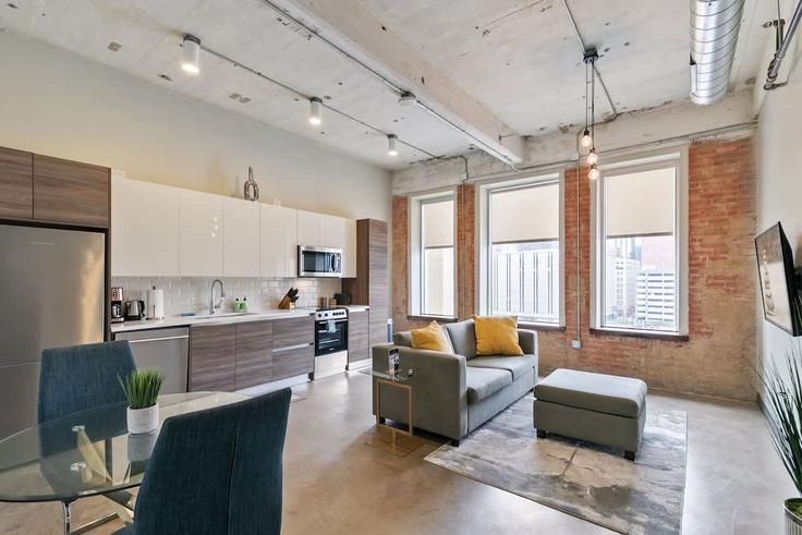 Elegante sala de estar con mobiliario moderno en un apartamento en Building South Ervay Street - amyfinehousestr - 1297769 - DFW en Dallas, Dallas Elegante sala de estar con mobiliario moderno en un apartamento en Building South Ervay Street - amyfinehousestr - 1297769 - DFW en Dallas, Dallas