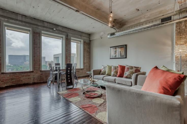 Elegante sala de estar con mobiliario moderno en un apartamento en Building South Ervay Street - amyfinehousestr - 1297784 - DFW en Dallas, Dallas Elegante sala de estar con mobiliario moderno en un apartamento en Building South Ervay Street - amyfinehousestr - 1297784 - DFW en Dallas, Dallas