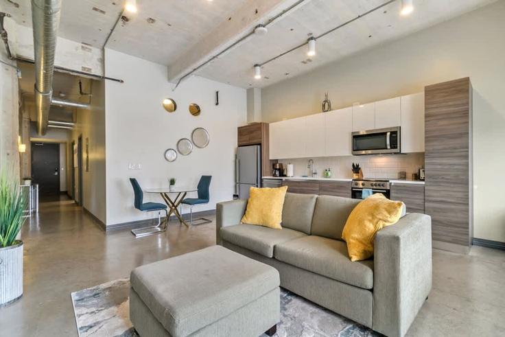 Elegante sala de estar con mobiliario moderno en un apartamento en Building South Ervay Street - amyfinehousestr - 1297785 - DFW en Dallas, Dallas Elegante sala de estar con mobiliario moderno en un apartamento en Building South Ervay Street - amyfinehousestr - 1297785 - DFW en Dallas, Dallas